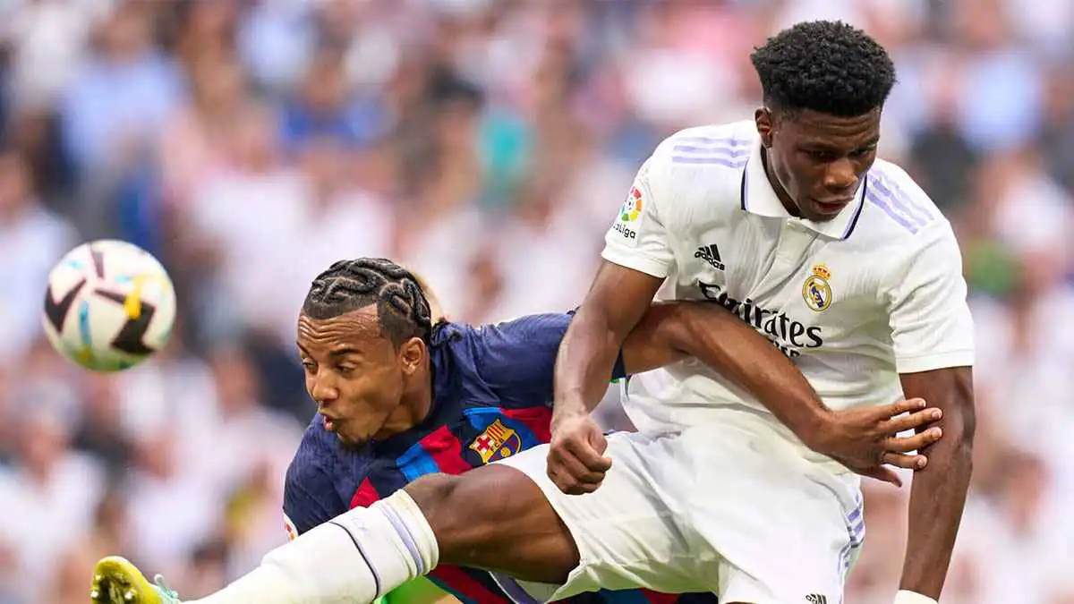 بسبب التحكيم.. تشواميني يحرج نجم برشلونة على الهواء (فيديو)