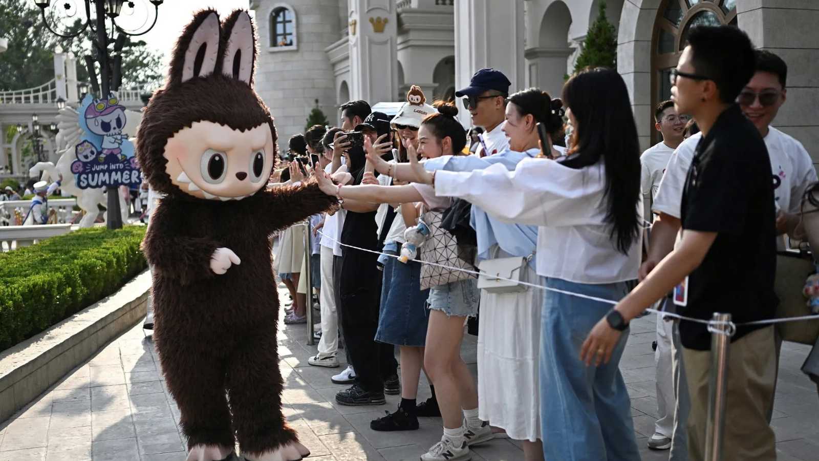 إقبال كبير على نماذج جديدة من دُمى "لابوبو" الشهيرة في الصين