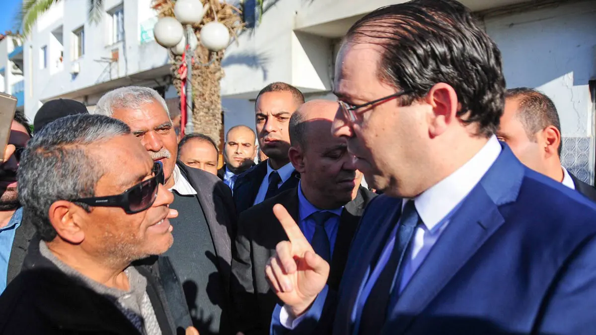 تونس.. محتجون يحرجون رئيس الحكومة يوسف الشاهد