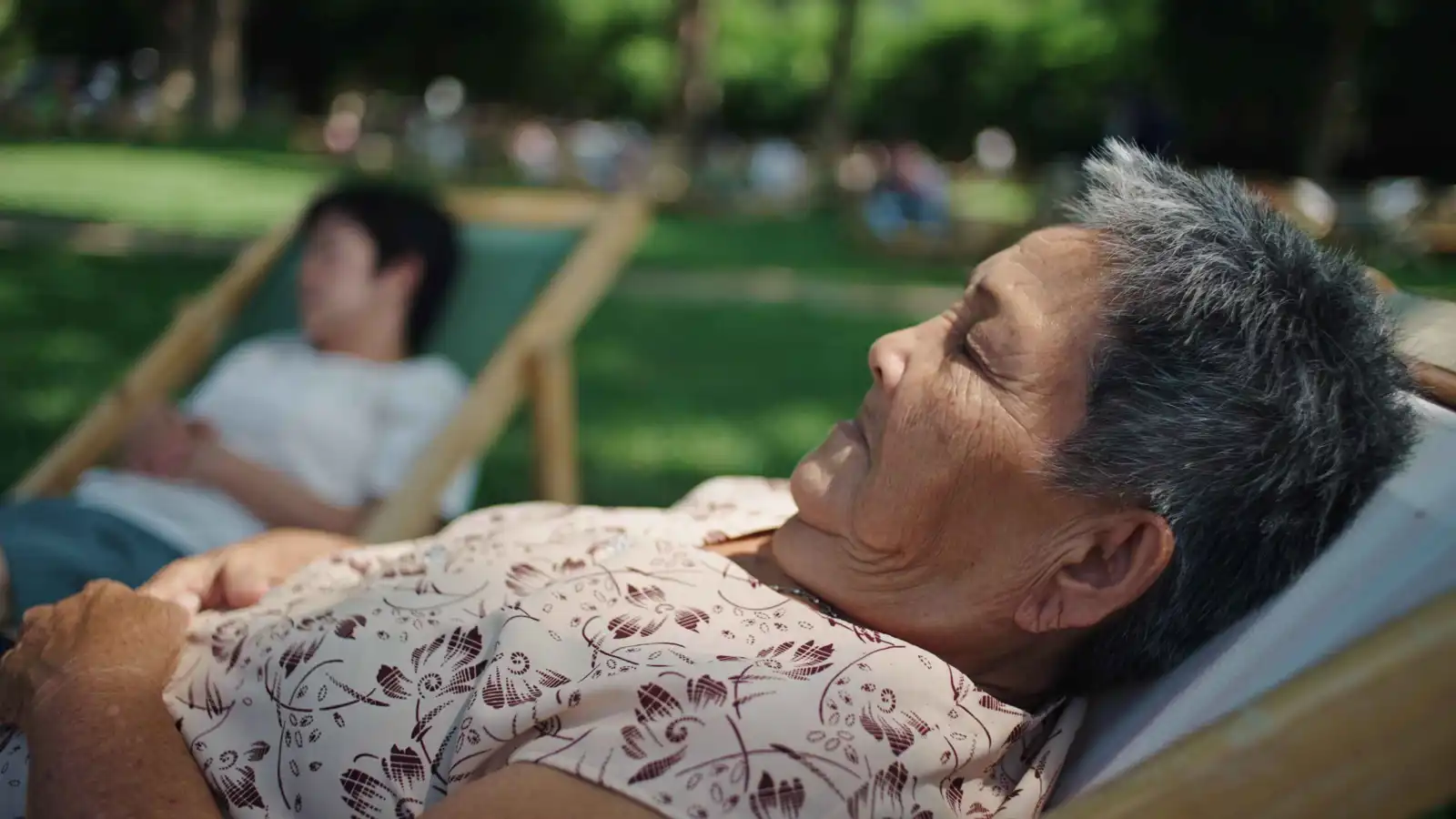 "فخ الراحة الزائدة".. طبيب يحذر من عائق غير مرئي يهدد طول العمر