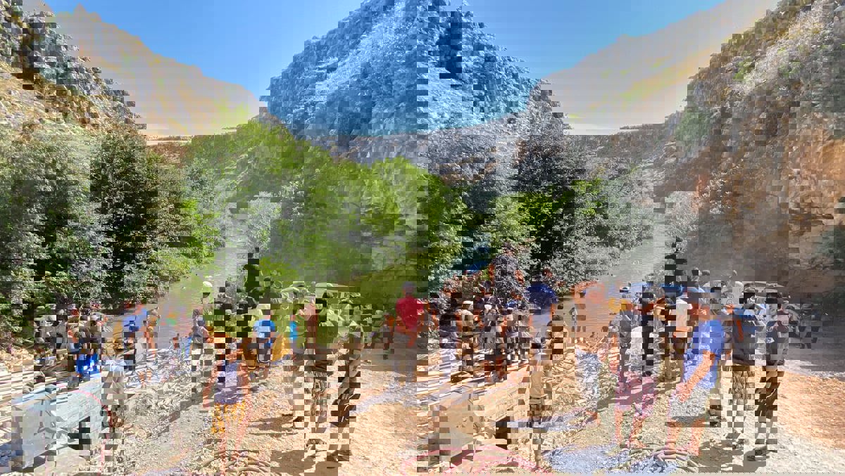 فاجعة تهز سوريا.. غرق حافلة مدرسية تقل 60 طفلاً في نهر العاصي (فيديو وصور)