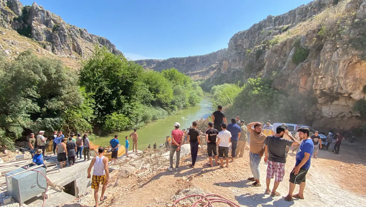 فاجعة تهز سوريا.. غرق حافلة مدرسية تقل 60 طفلاً في نهر العاصي (فيديو وصور)