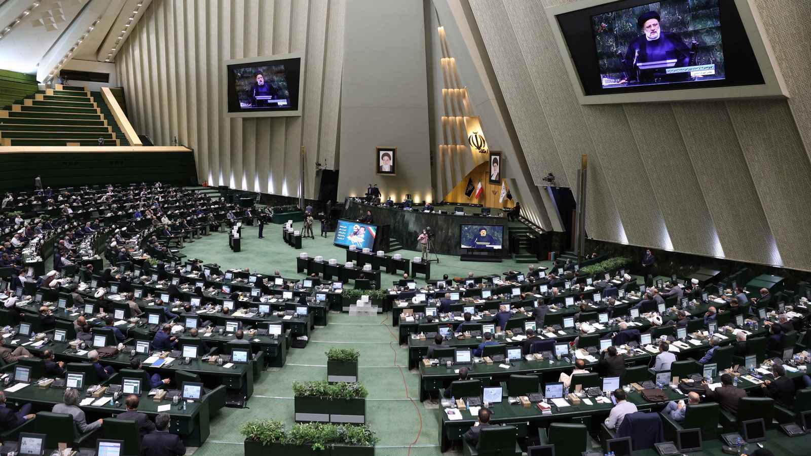 قانون "العفاف والحجاب" يحوّل البرلمان الإيراني إلى ساحة صراع