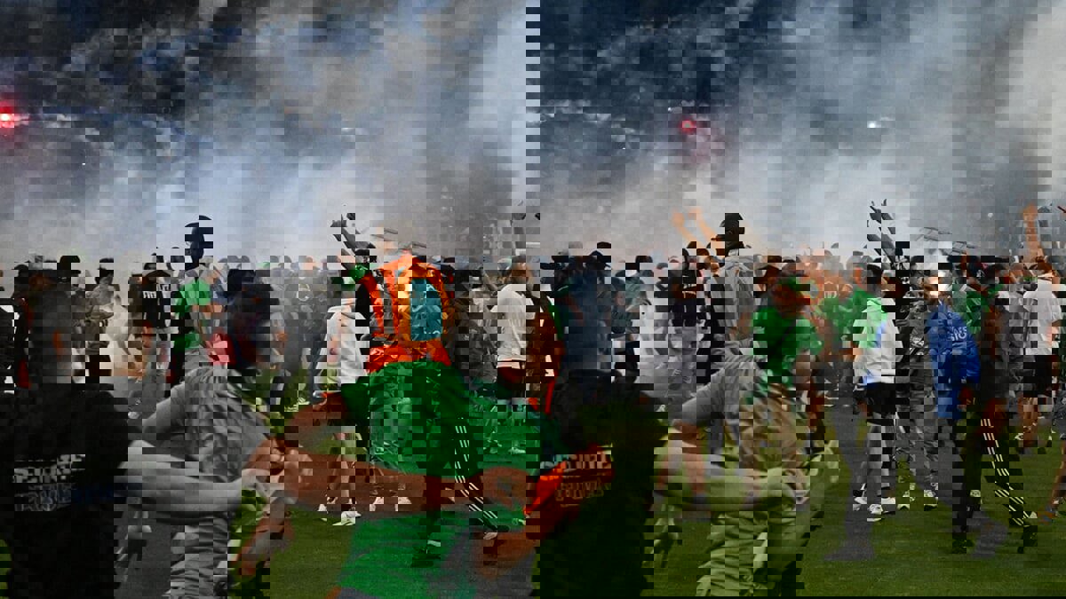 جماهير سانت إيتيان تقتحم الملعب وتحاول الاعتداء على لاعبيها عقب الهبوط للدرجة الثانية (فيديو)