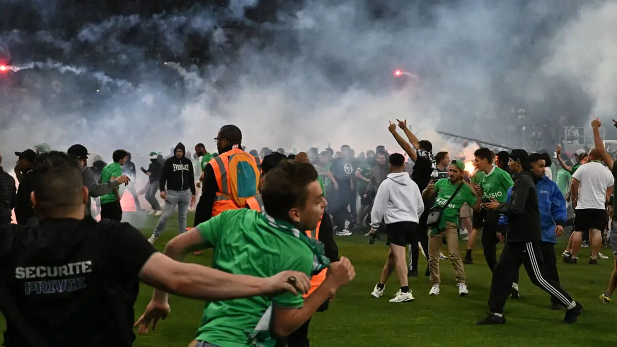 جماهير سانت إيتيان تقتحم الملعب وتحاول الاعتداء على لاعبيها عقب الهبوط للدرجة الثانية (فيديو)