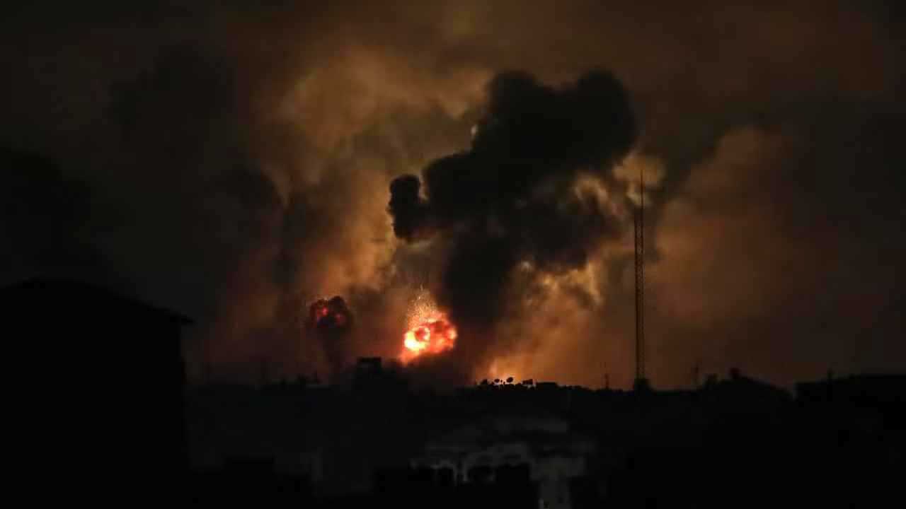 غارات إسرائيلية وعمليات نسف في غزة بعد إعلان ترامب