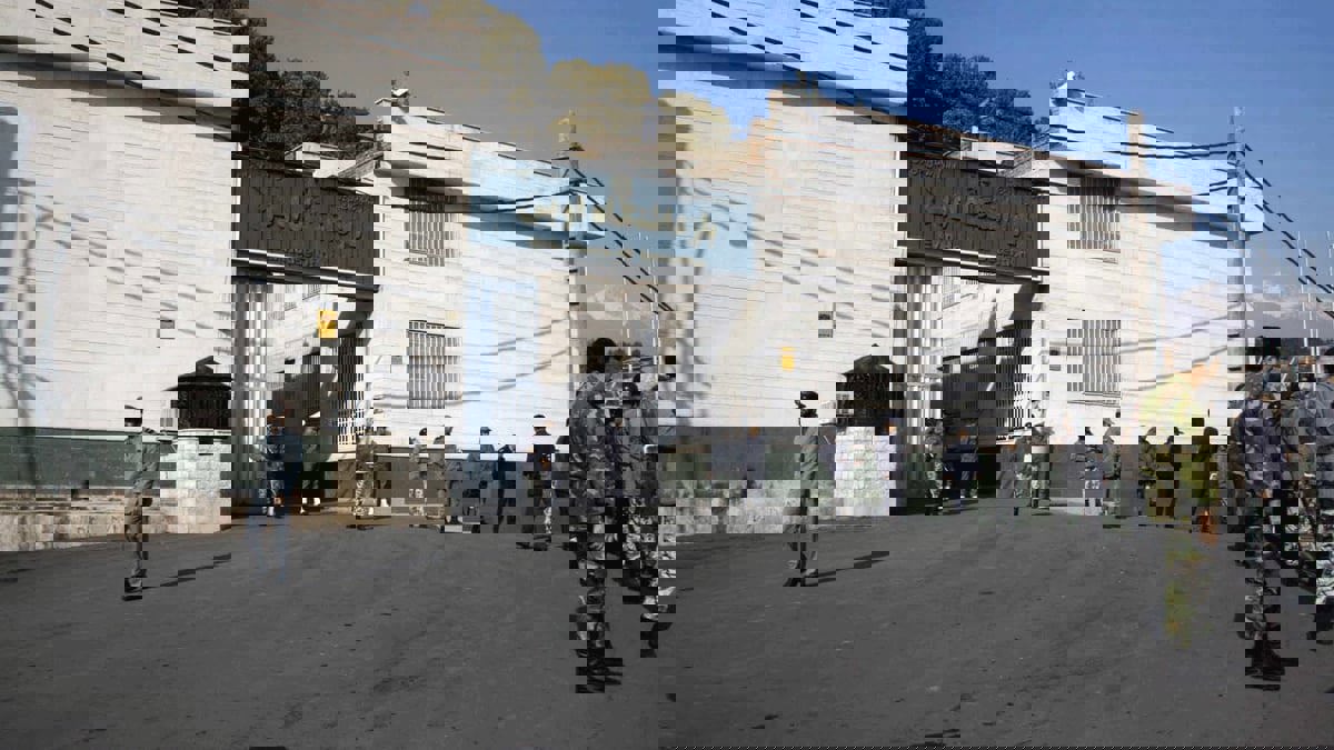 اعتقالات وملاحقة.. السلطة القضائية الإيرانية: انتهاكات سجن إيفين "لا يمكن تبريرها"