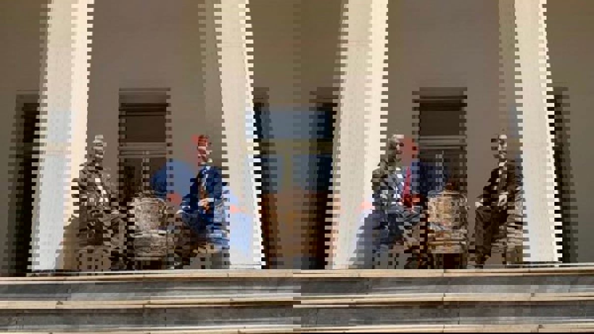 "صورة" للسفارة الروسية في إيران تثير غضبا رسميا واسعا