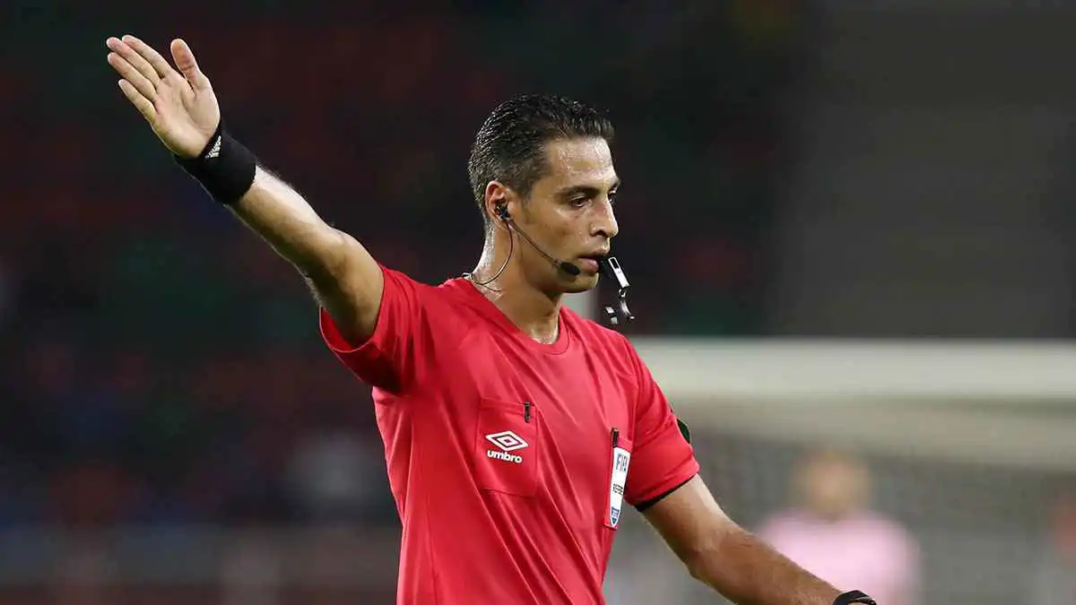 حكم مصري يدير مباراة الهلال والنجمة.. من هو أمين عمر؟