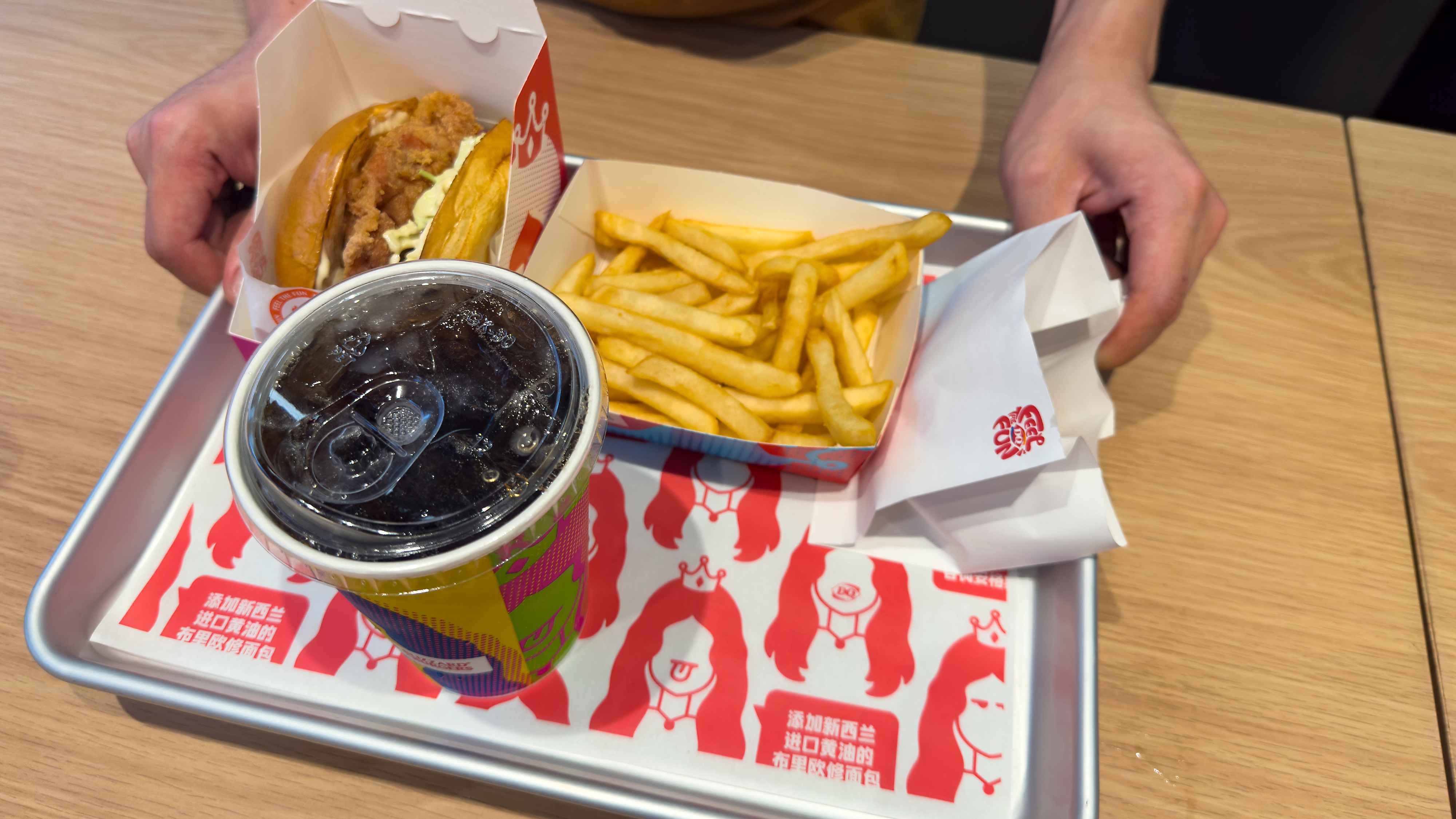 تجنبًا لحوادث التسمم.. طاهيان يدسان أدوية "إسهال" في الطعام