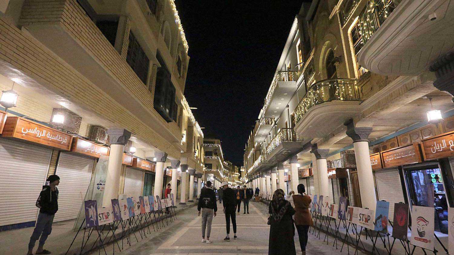 معلم بغداد الشهير.. شارع المتنبي التاريخي ينجو من حريق (صور)