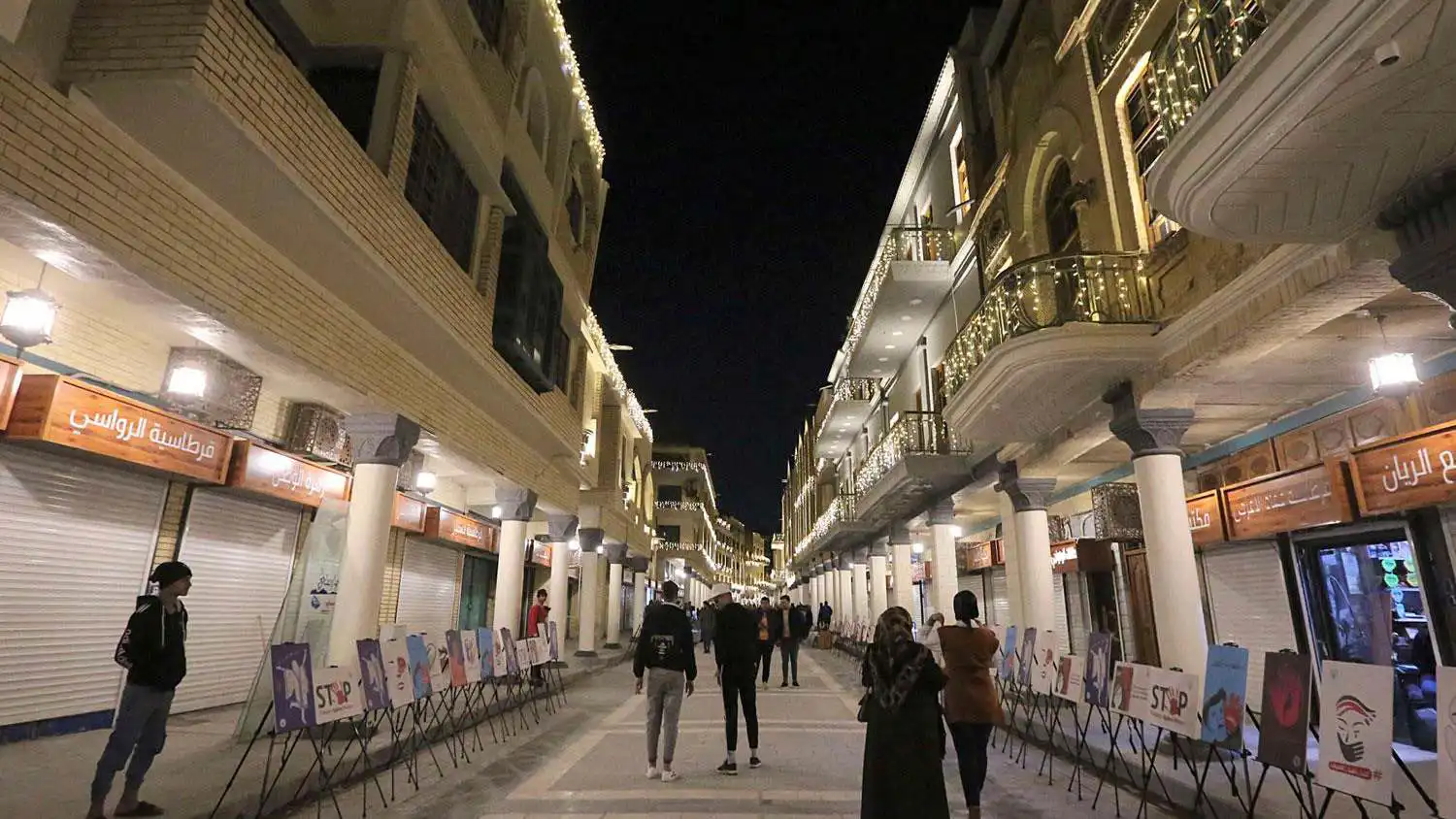 معلم بغداد الشهير.. شارع المتنبي التاريخي ينجو من حريق (صور)