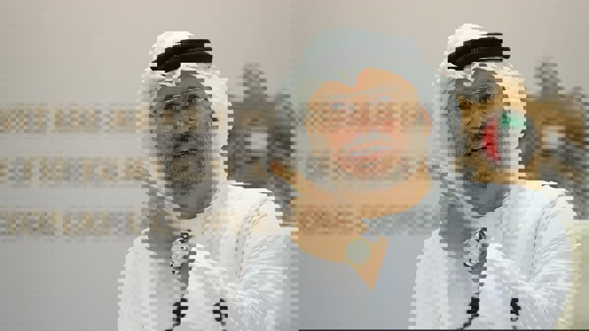 قرقاش ملمحًا لحمد بن جاسم: سيرته خليط من التناقضات