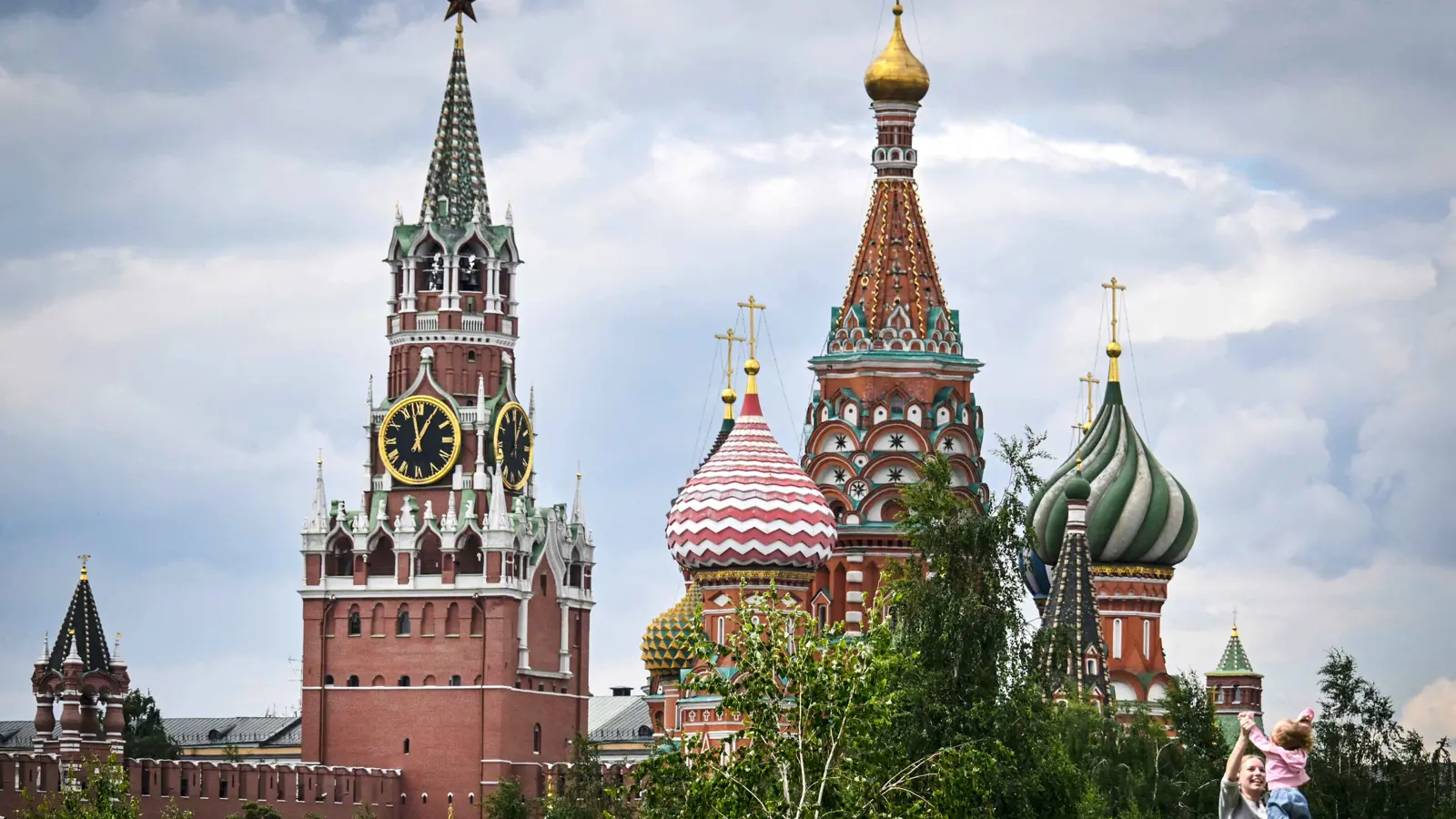 الكرملين ينتقد خطة ماكرون لنشر قوات أجنبية في أوكرانيا