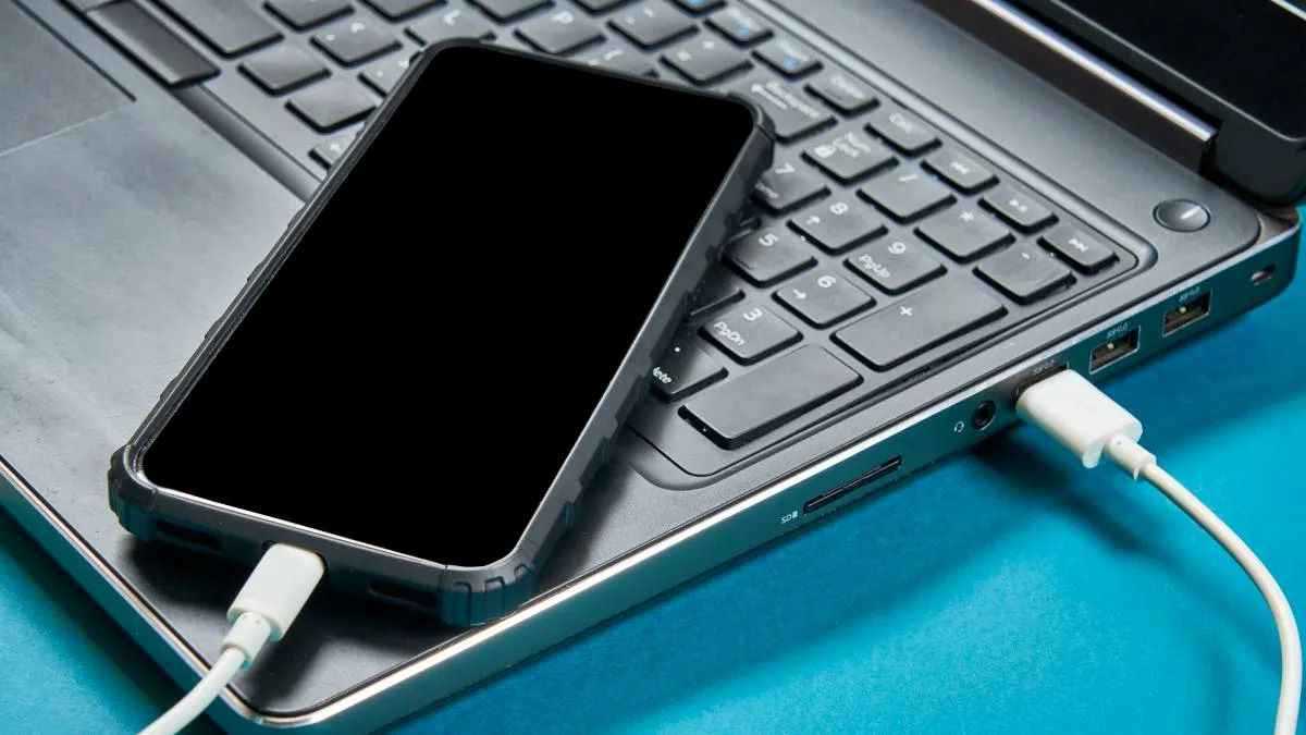 خبراء يحذرون: شحن الهاتف من الكمبيوتر قد يضر بالبطارية