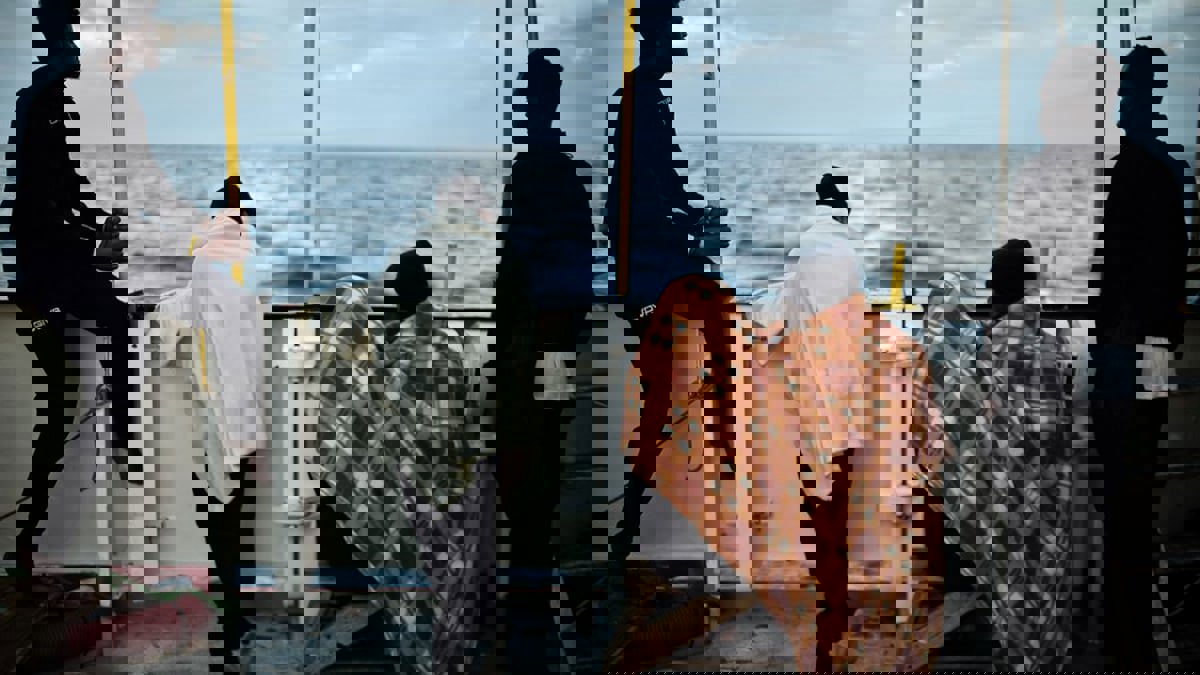 أدانت موقف إيطاليا.. فرنسا توافق على استقبال سفينة مهاجرين عالقة في المتوسط