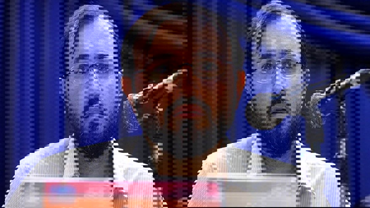 صهر الرئيس الإيراني يشتكي مسؤولا يدير مؤسسة تتبع الحرس الثوري