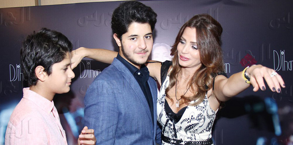 شاهد كيف أوقف نجل راغب علامة والدته عن الرقص (فيديو)