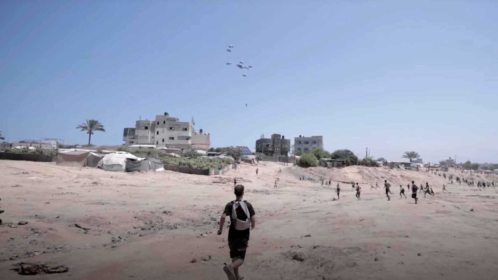 الإمارات تدخل 20 شاحنة غذائية لغزة وتنفذ الإنزال الجوي الـ61 للمساعدات