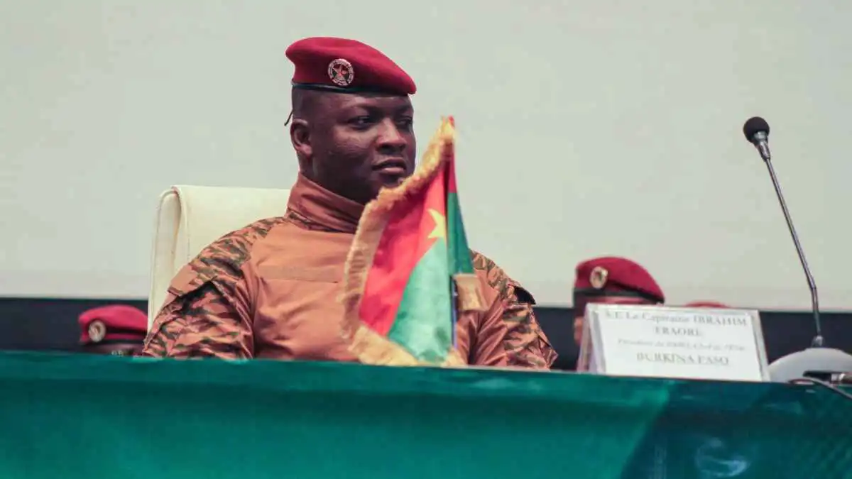 بوركينا فاسو تحل الأحزاب وتحكم قبضتها وتخلّف أزمة للمنتخبين المحليين