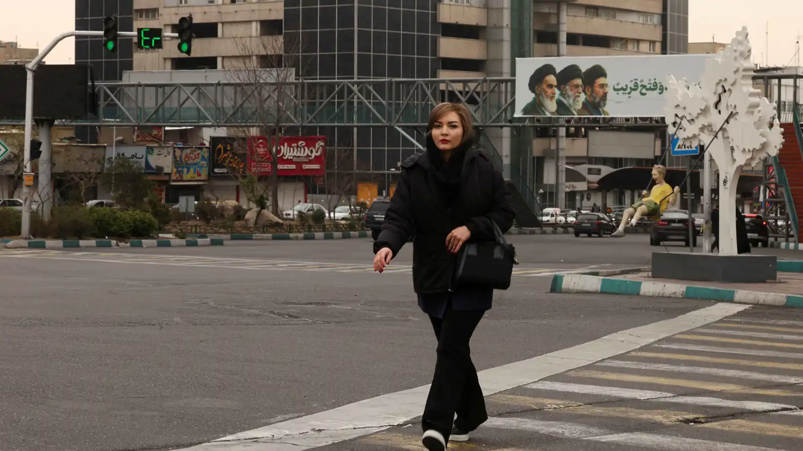 جدارية وسط طهران تحمل صور مرشدي إيران