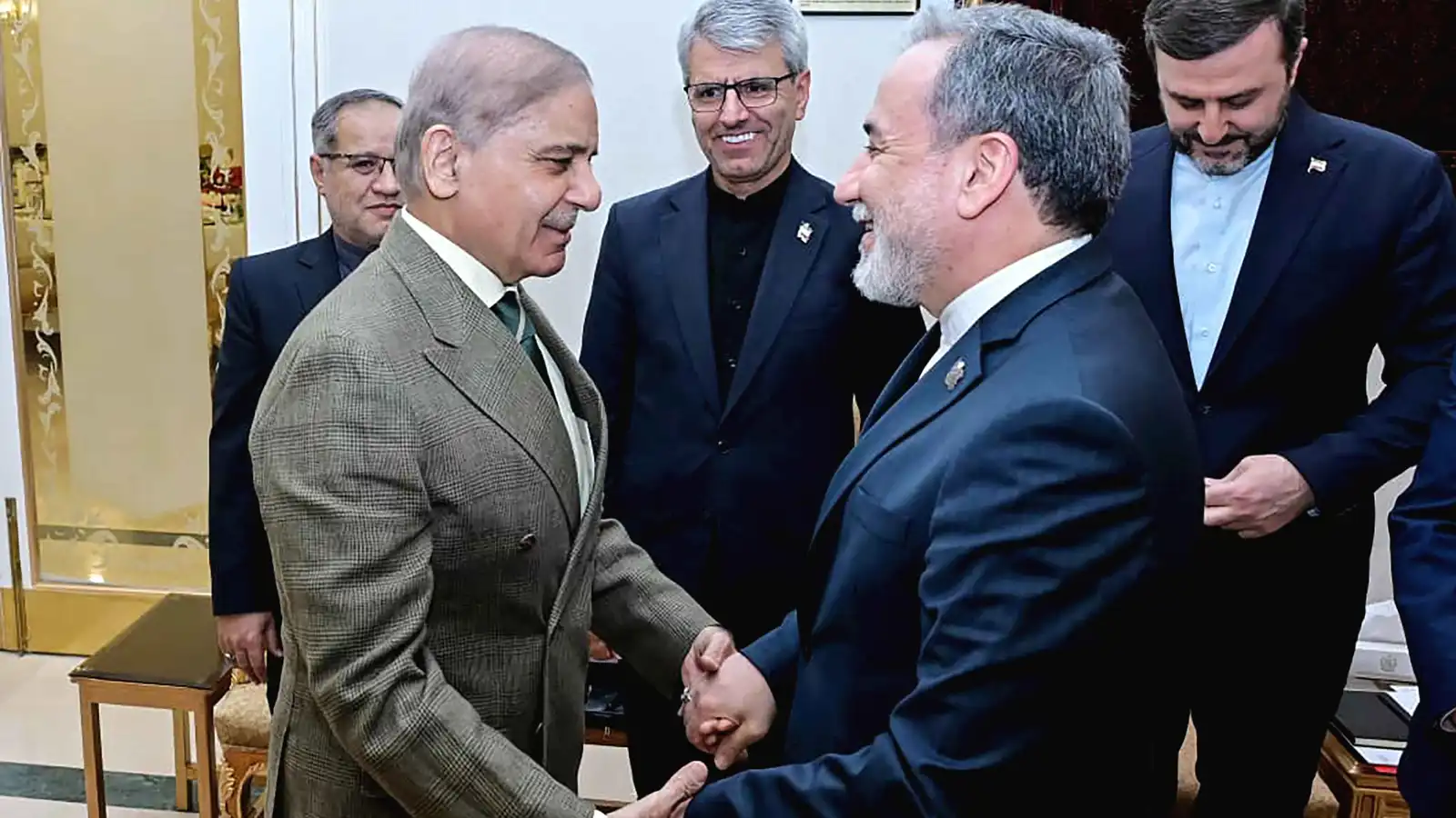 عراقجي يغادر قبل وصول ويتكوف وكوشنر.. غموض يهدد مفاوضات إسلام آباد