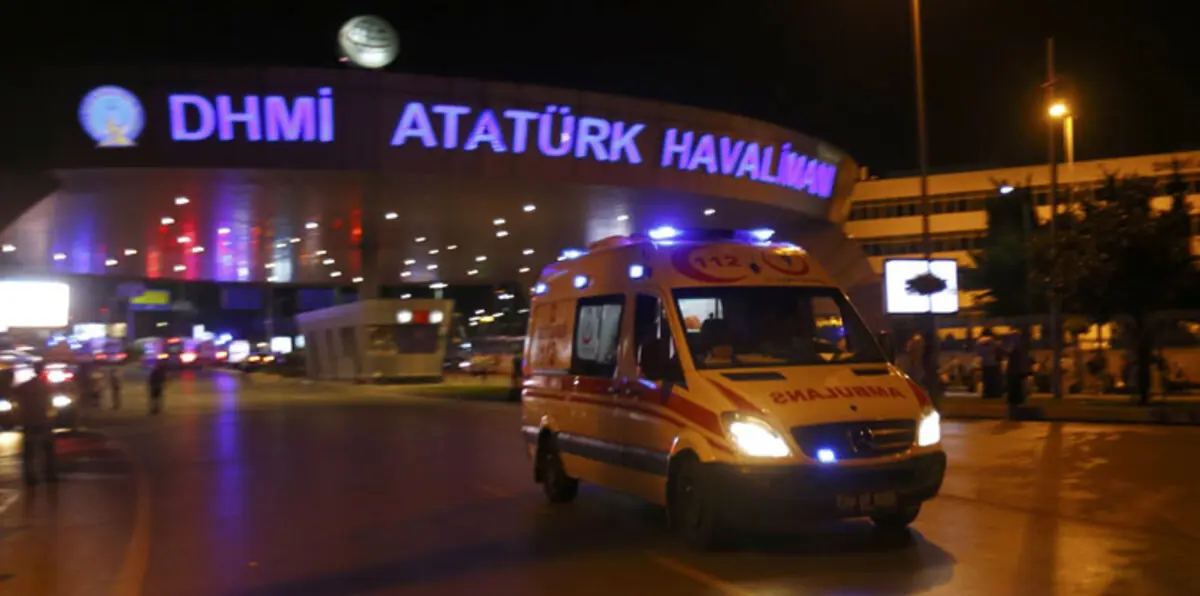 36 قتيلًا وعشرات المصابين بتفجيرات انتحارية في مطار اسطنبول “صور”