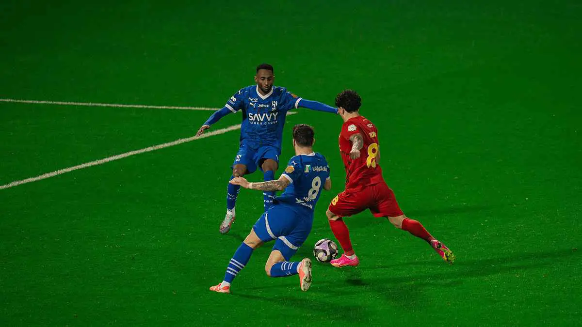 أولها الهلال.. 3 أندية كبيرة تتجه للتحكيم الأجنبي طوال الموسم