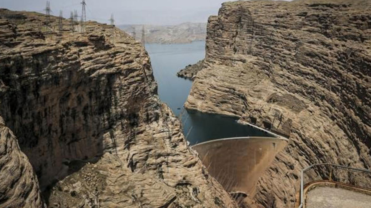 للمرة الأولى منذ 50 عامًا.. إيران تفرغ أحد أهم سدودها خوفًا من الفيضانات