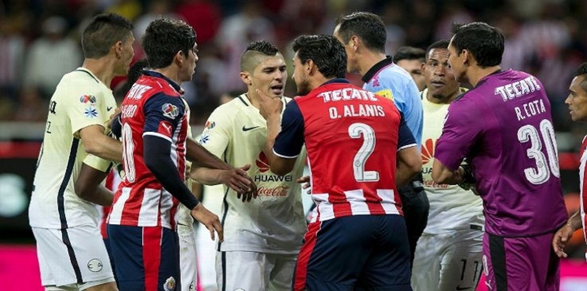 حكام المكسيك يطالبون بإجراءات رادعة ضد اللاعبين لاستعادة الهيبة