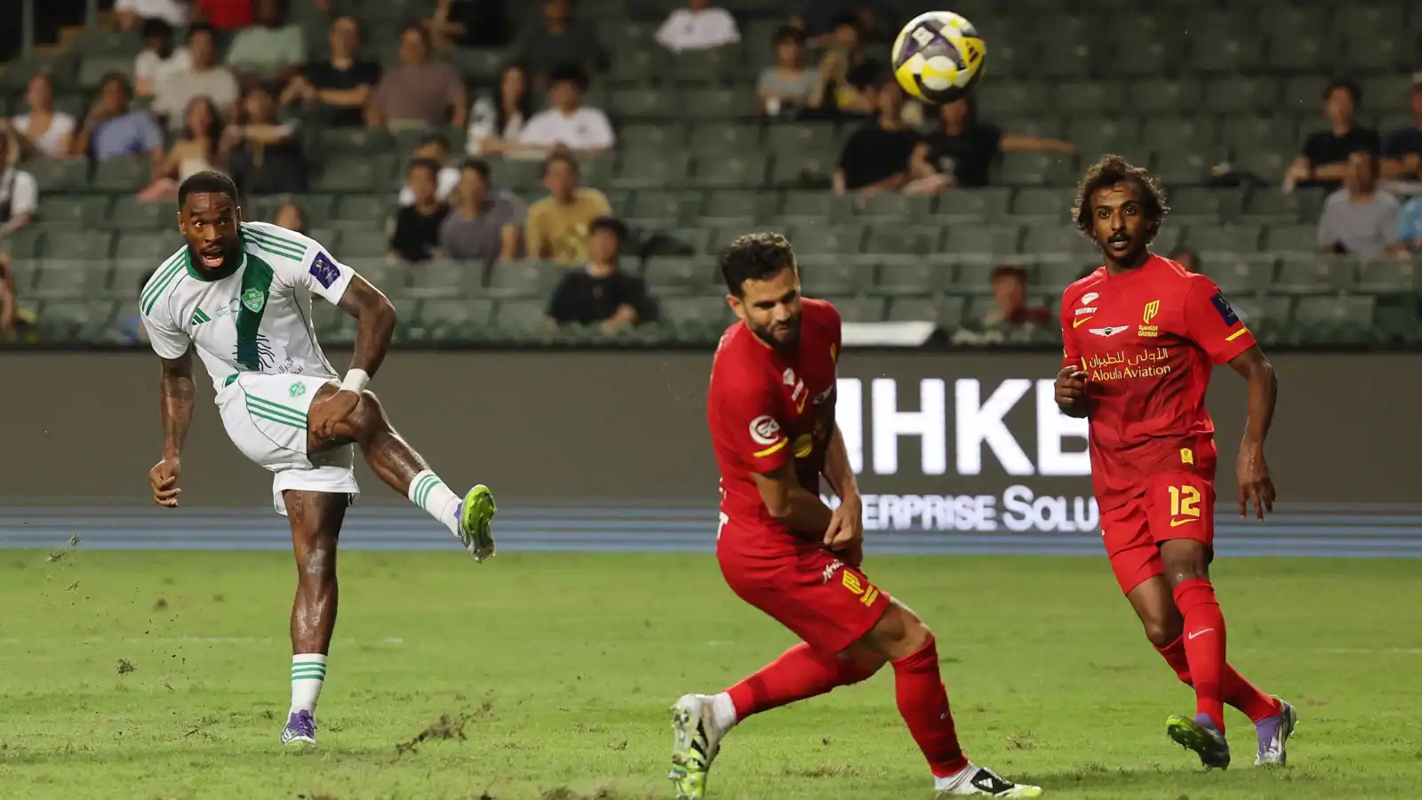 الأهلي يكتسح القادسية ويضرب موعدا مع النصر في نهائي السوبر السعودي