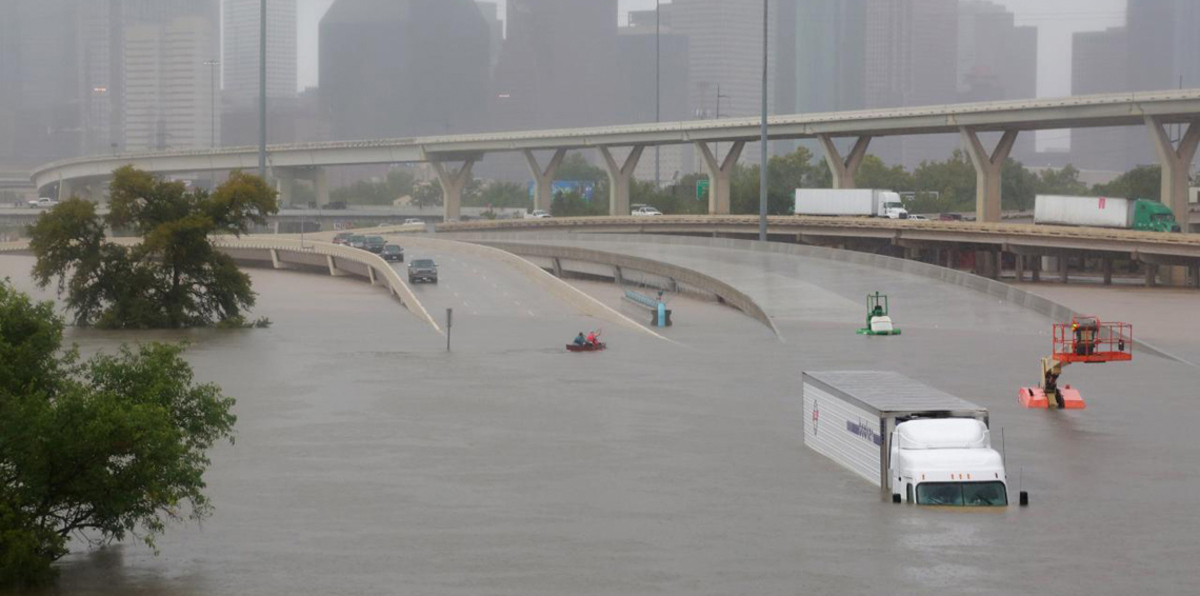 واقعة طريفة بفلوريدا بعد إعصار إرما.. وسامة الشرطة تجتذب آلاف النساء (صور)