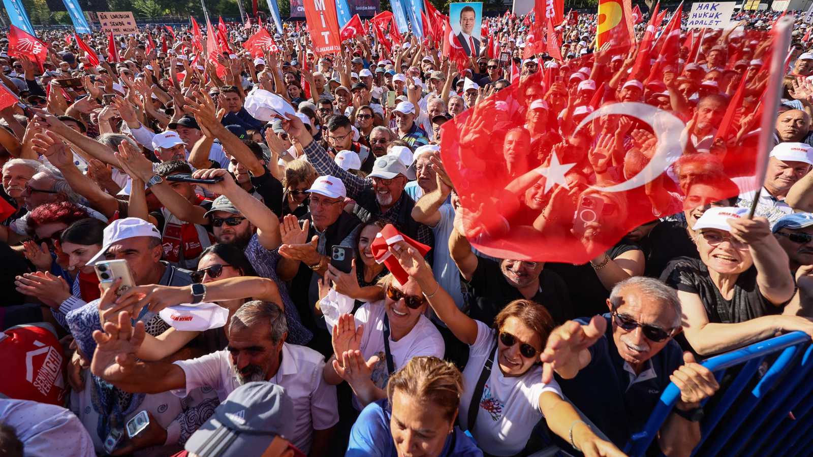 المعارضة التركية تحشد عشرات الآلاف في مظاهرة وسط أنقرة