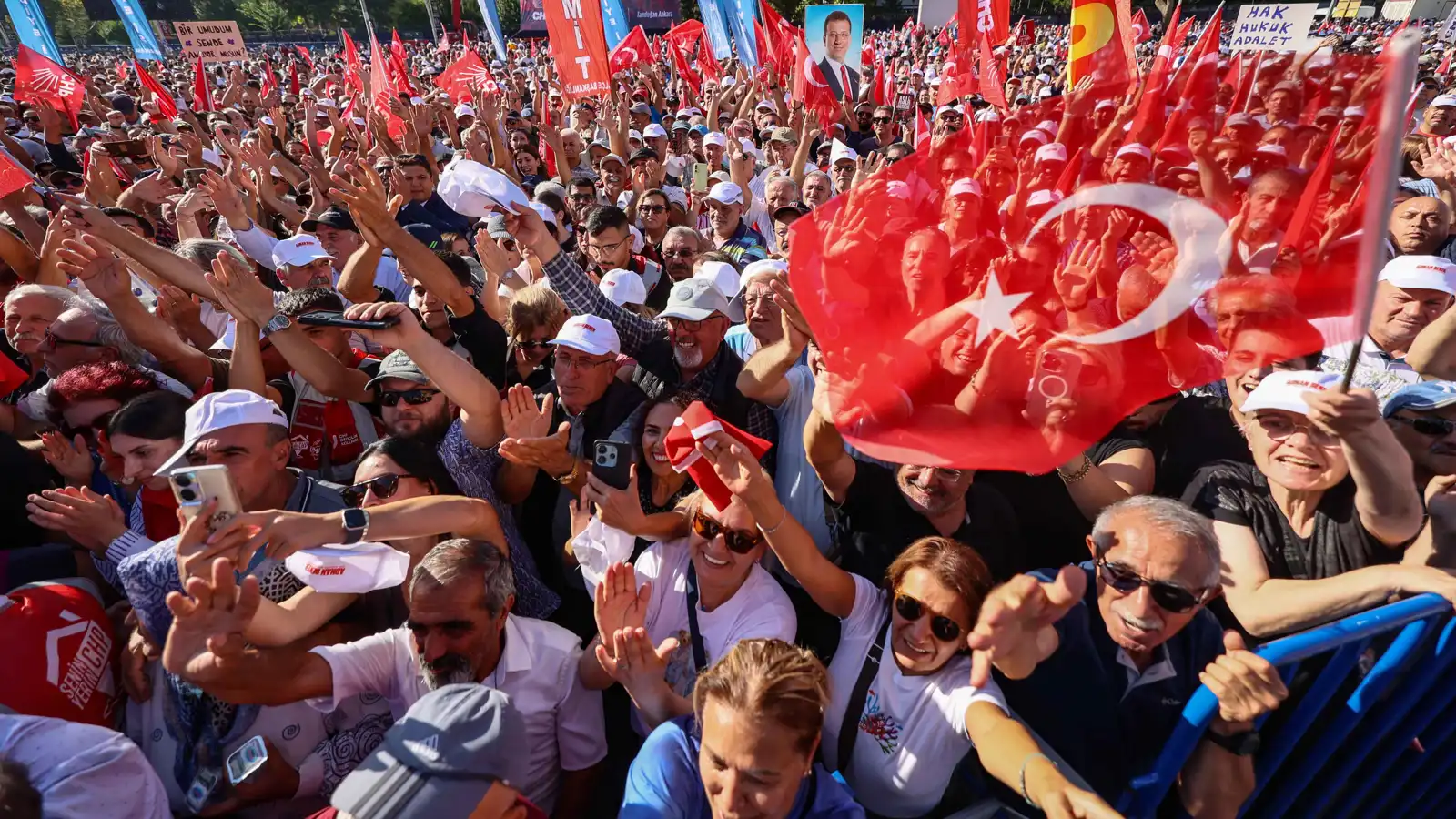 المعارضة التركية تحشد عشرات الآلاف في مظاهرة وسط أنقرة