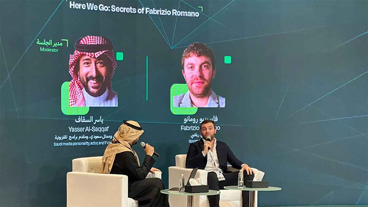 فابرزيو رومانو ينزل إلى أرض الملعب لكريستيانو رونالدو (فيديو)