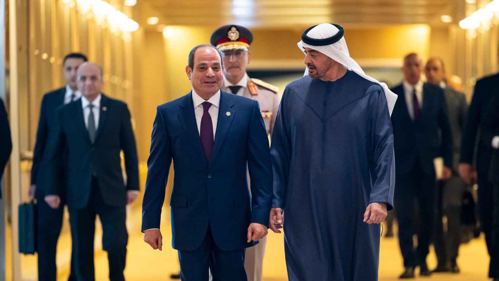 محمد بن زايد يصل القاهرة والرئيس المصري في مقدمة مستقبليه