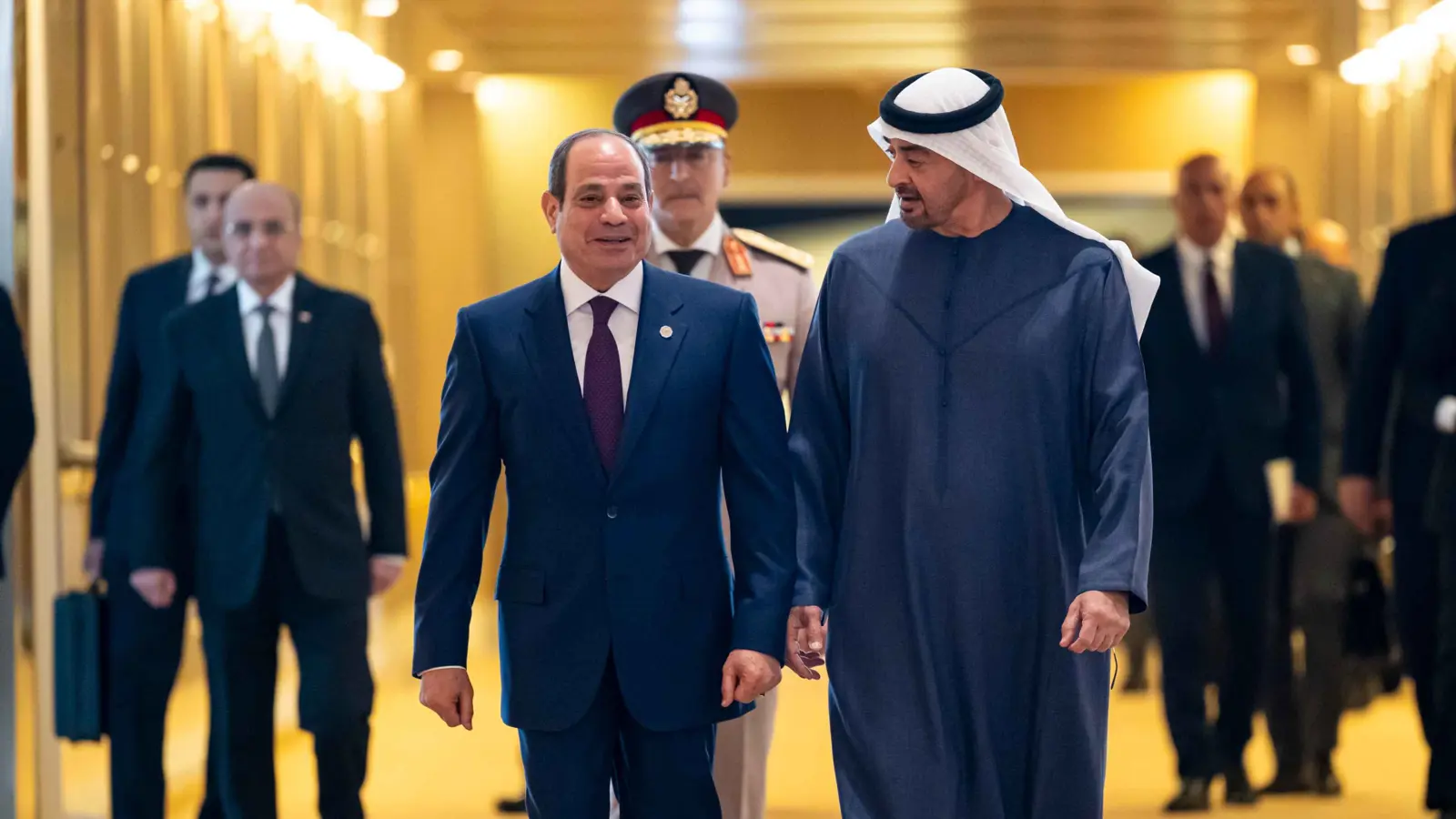 محمد بن زايد يصل القاهرة والرئيس المصري في مقدمة مستقبليه