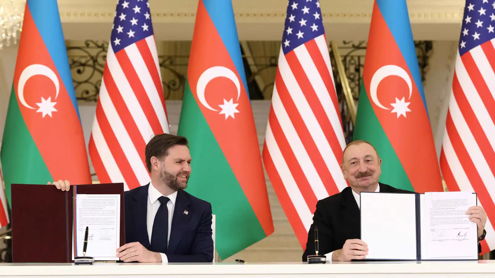 نائب الرئيس الأمريكي جيه دي فانس والرئيس الأذربيجاني إلهام علييف 