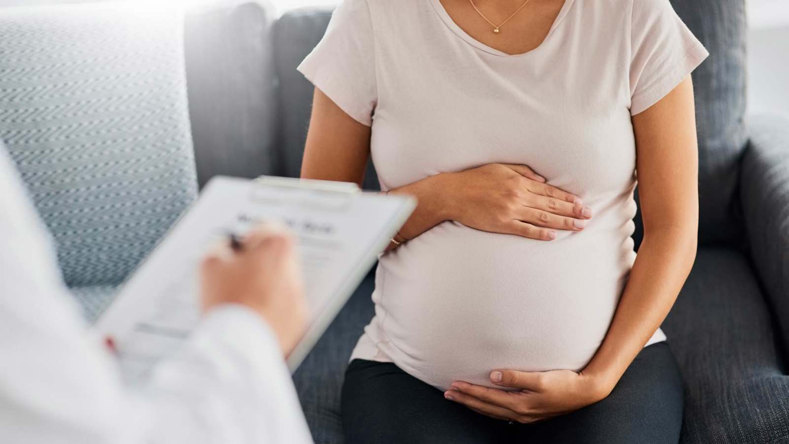 منها ارتفاع ضغط الدم.. أعراض تسمم الحمل