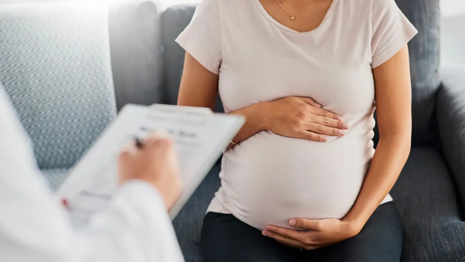 منها ارتفاع ضغط الدم.. أعراض تسمم الحمل