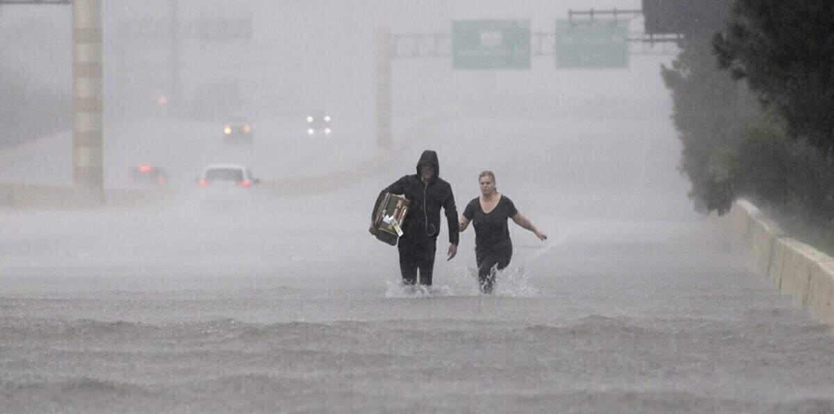 ترامب يتبرع بمليون دولار من ماله الخاص لضحايا "هارفي"