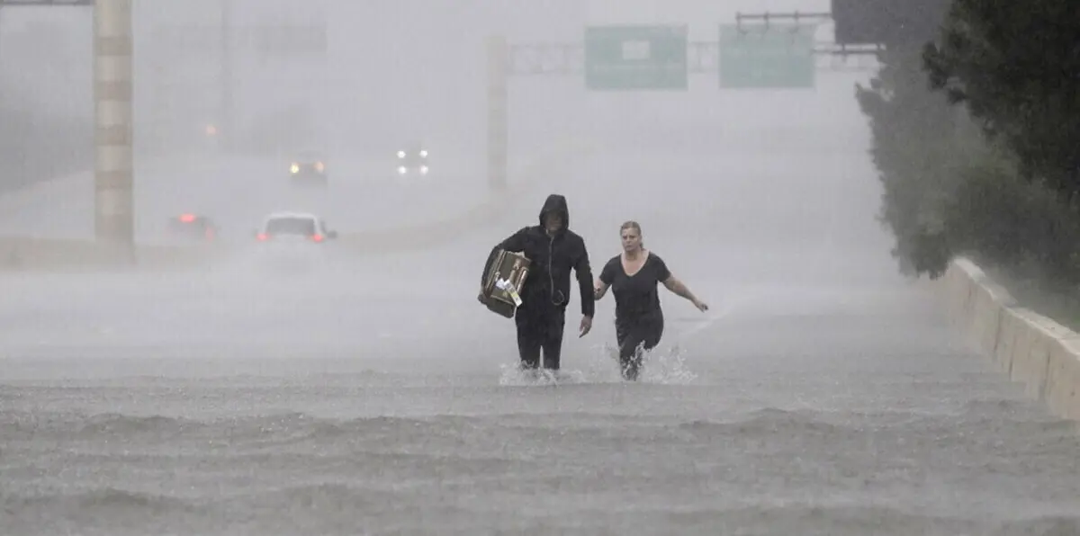 ترامب يتبرع بمليون دولار من ماله الخاص لضحايا "هارفي"