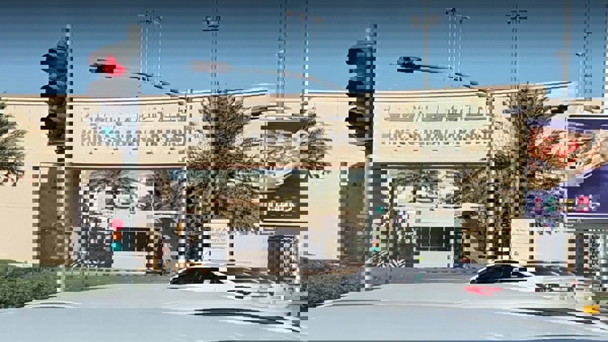 الأسير السعودي المحرَّر موسى عواجي يصل قاعدة الملك سلمان الجوية (فيديو)