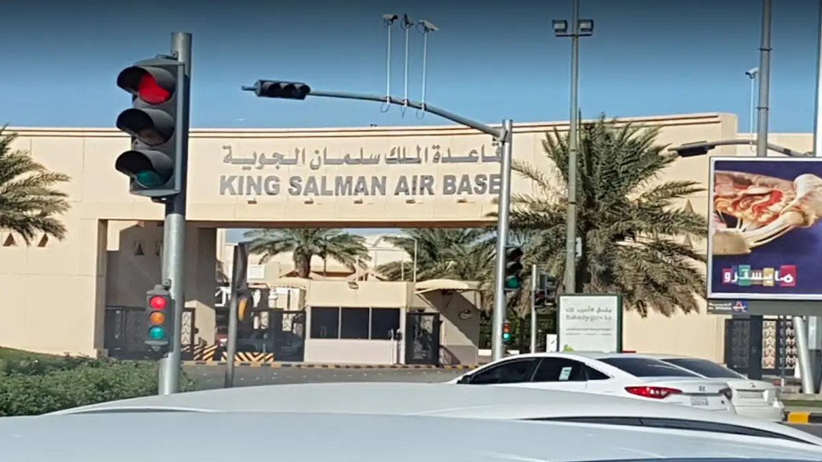 الأسير السعودي المحرَّر موسى عواجي يصل قاعدة الملك سلمان الجوية (فيديو)