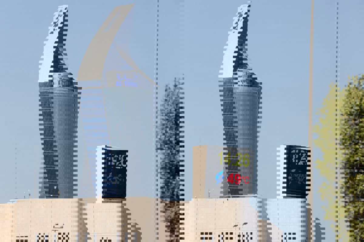 الكويت.. استخدام خراطيم الإطفاء لتبريد الطرق مع تسجيل درجات حرارة قياسية‎