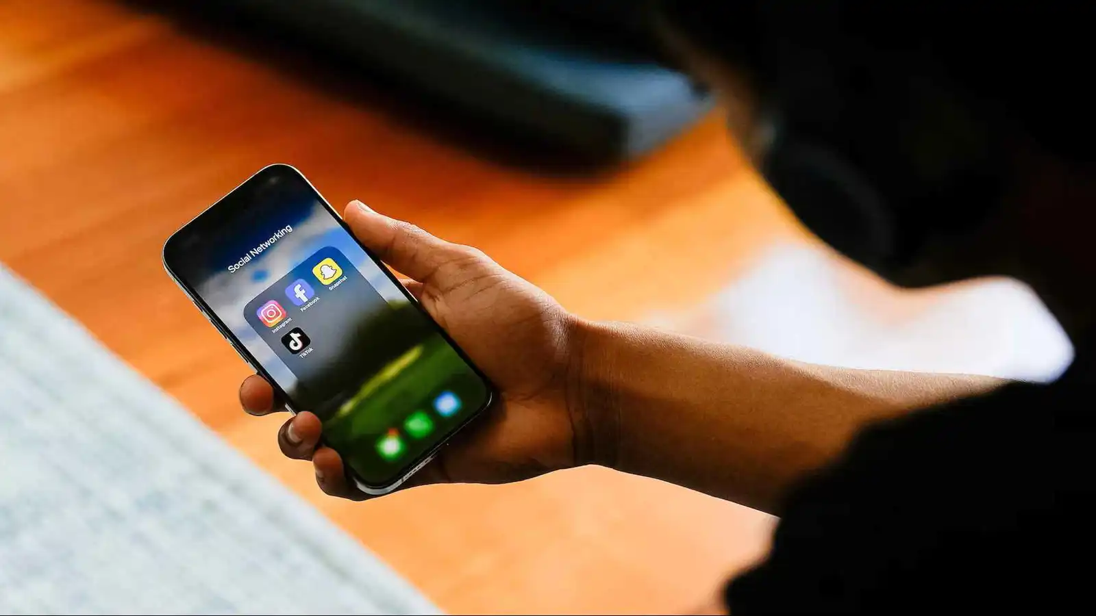 تأجج الانقسامات في المجتمع.. الغابون تحجب منصات التواصل الاجتماعي