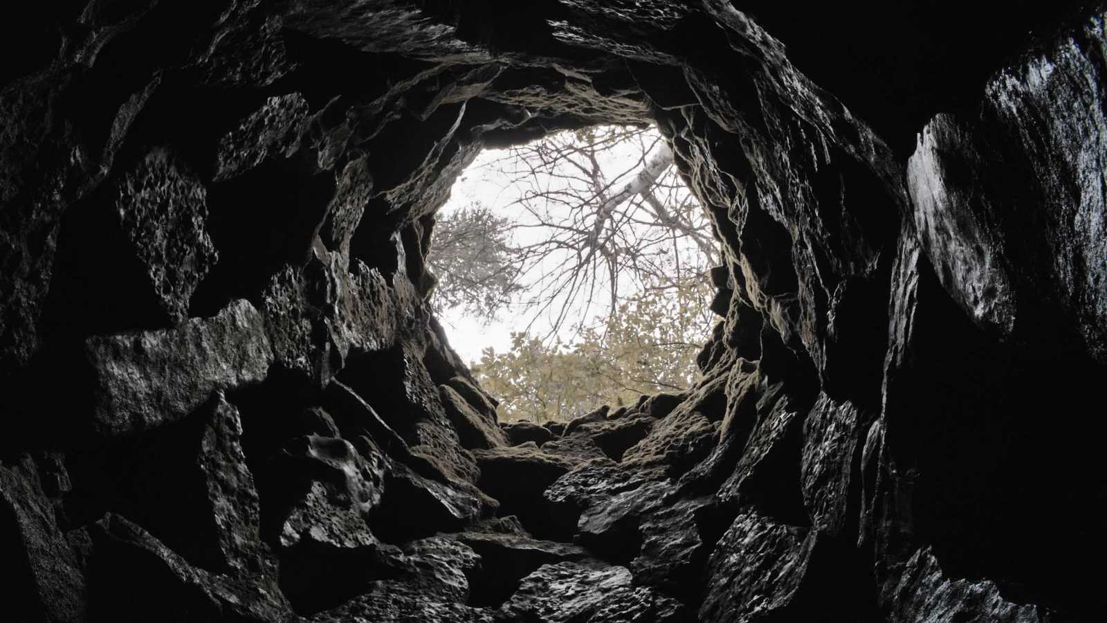 العراق.. انتشال طفل حي من داخل بئر بلحظة تحبس الأنفاس (صور)