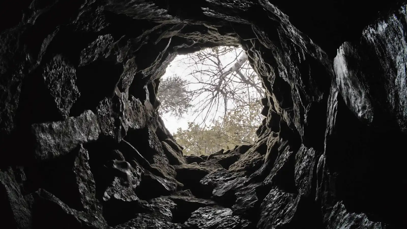 العراق.. انتشال طفل حي من داخل بئر بلحظة تحبس الأنفاس (صور)