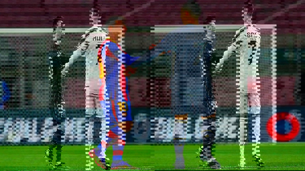 عناق بين ميسي ورونالدو قبل انطلاق مباراة برشلونة ويوفنتوس (فيديو)