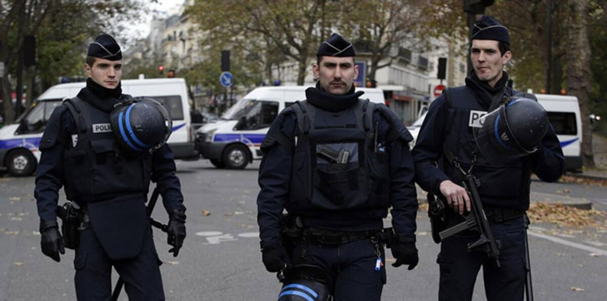 غاضبون يهاجمون قوات الشرطة الفرنسية بالخرطوش